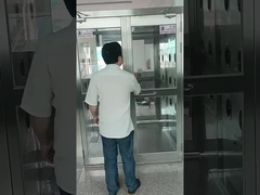 Salle de douche à double porte pivotante pour usines chimiques 1 an de garantie