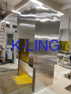 PLC salle blanche douche à air passe-par avec une ligne de convoyeur automatique pour la fabrication de haute technologie