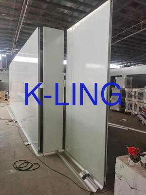 Solution modulaire de salle blanche avec panneaux sandwich gris et blanc, installation autoportante, antistatique en PVC